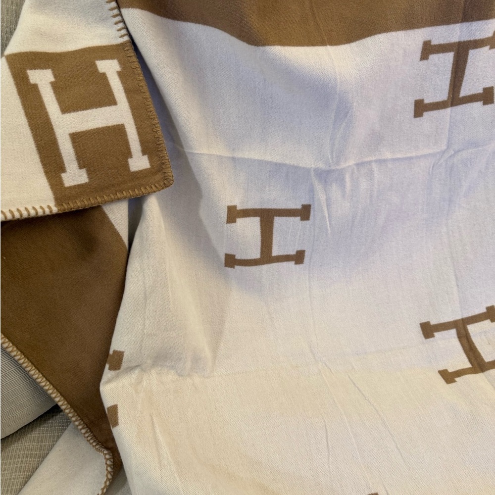 ❗️No Brand Avalon throw blanket !❗️ - Picture 5 of 6